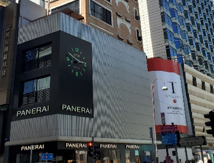 据说全球最大旗舰店 但是楼好小，好吧，这是香港