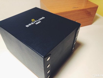 新老两块潜水表表盒合影