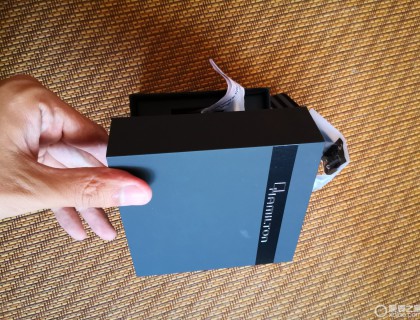 小盒子的打开方式和商标不太和谐