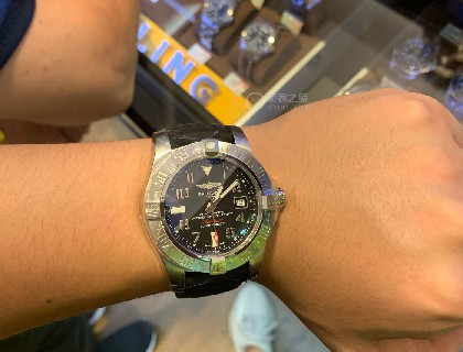 试戴了蓝色超级海洋、挑战者之后，觉得不错，但对于我的胳膊手腕来说，还略显单薄，转头看见展柜里的“汉堡王”复仇者A17331，毫不犹豫的让导购拿出来试戴，就这块。