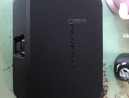 新款的表盒，与第一块表的实木表盒相比，更显得一些粗狂。