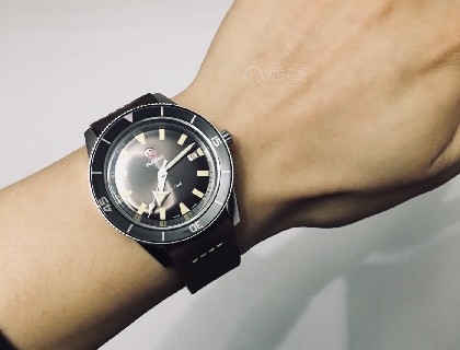 犹豫了一晚，第二天中午入了！这个颜色配皮带还是很经典的，百搭