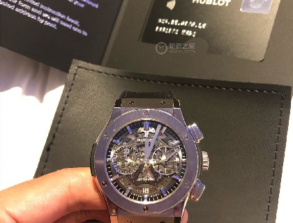 很喜欢底盘上那几颗紫红色的不知道是水晶还是什么，反正点缀的很有魅力
