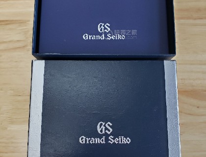 标准的纸盒子，即使是限量也一样。据说是为了节约成本在表上。
