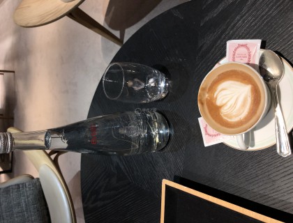 在SA给的一杯Latte下开始等主角出场，没咖啡真的困