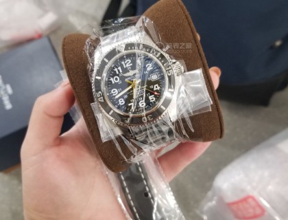 机场取表，下边是折叠牛皮带。各位表友，折叠牛皮带多钱？想卖了卖折叠橡胶