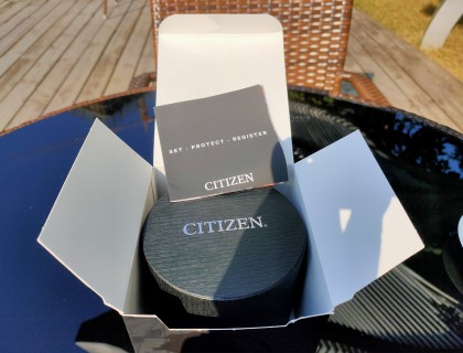 外面是方盒子，里面是citizen经典的圆表盒