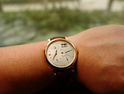 厚度合适，轻松放入衬衣袖口。