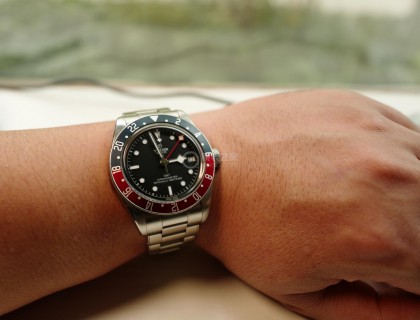 这时候，加价和搭售之风日盛，一只蓝黑搭十万间金日志，劳店个个没有货，牛，想排队先买40万的货，成为vip。然后再排队。我只好买只小弟玩一下，于是公价入了只帝舵，数月之后 ，中招卡历问题，送回维修，估计是换了机芯，问题解决，除此之外，真是好表，准确度高，耐操。