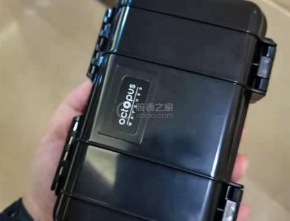 11月初就拿到了这只“八爪菊”。潜水表防水盒质感属实到位，不过没心情纵享丝滑，扣开两颗防水扣，果然好紧哈哈，期待了半个多月的八爪菊就躺在面前。
