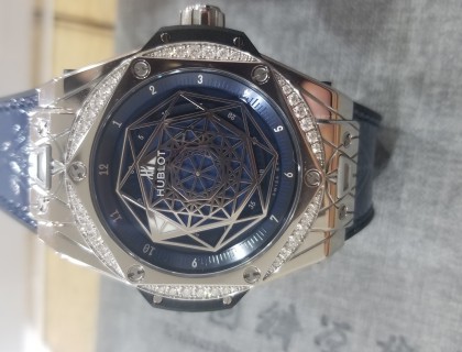 美！主体六边形的表盘镶上了碎钻，稍稍一点光，反馈给这个世界的是无限的璀璨！