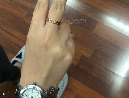 卡地亚戒指，还能在里面刻字