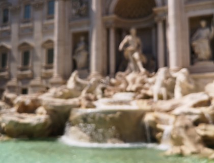 到了罗马，怎能不向许愿池扔硬币呢？