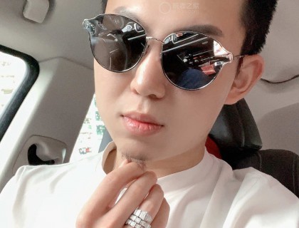 哈哈哈哈哈😂也不忘了臭美