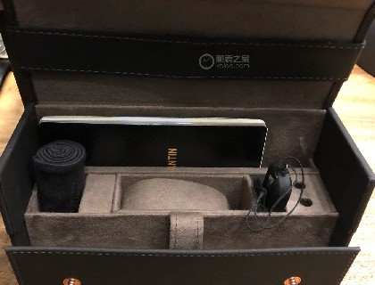 盒子分两层，右边竖着的就是传说中的U盘