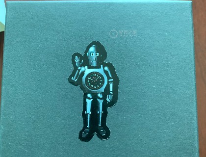 打开箱盒，打招呼的是盒的机械人代表全自动机械哈！
