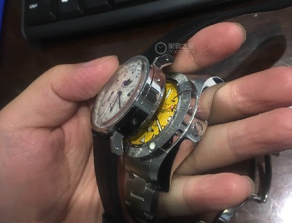 厚度真是和狼有一拼了，但是非常轻，一点也不压手