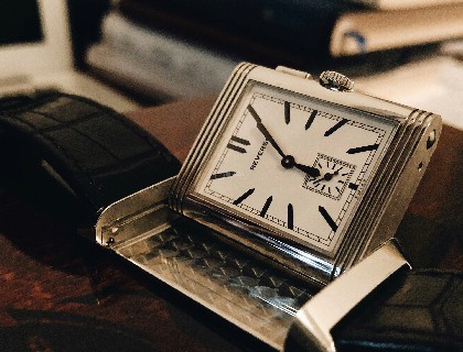 正面REVERSO logo和小三针设计