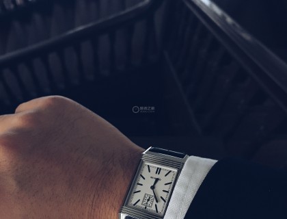 表带有头利设计，贴合表壳表耳，拆换费事价格高，感觉换成米兰斯表带一样配