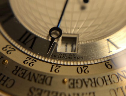 GUILLOCHE MAIN。手工玑镂。
24小时盘，城市圈，错落有致。