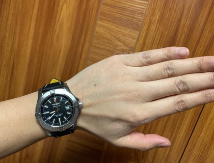 16的小细腕，带着正合适，表盘也不是很厚，底部打磨的圆润，上手舒服，没有硌手的感觉。