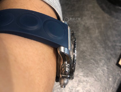 侧面看也不是很厚，戴起来并无压力