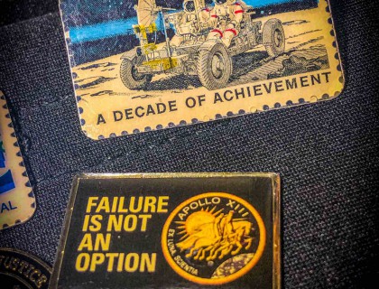 在美国上学时候参观华盛顿航天博物馆买的徽章，非常喜欢。上面是阿波罗十五号月球车，下面是阿波罗十三“Failure is not an option.”