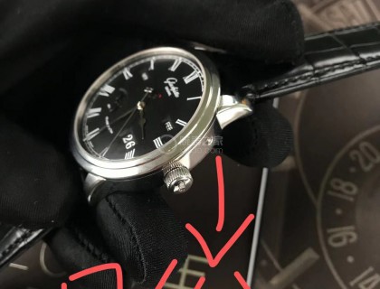 这块万年历的调整其实很简单，都是采用按压方式，用根牙签就可以。这是调月份。