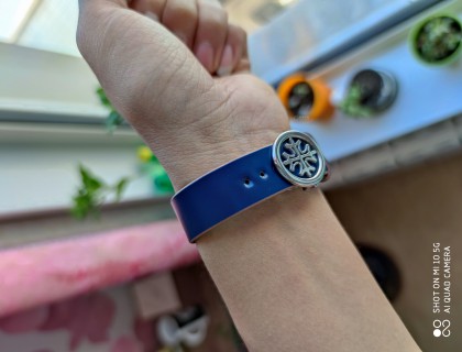 灯笼扣也正好在手腕的下面。佩戴舒适。
