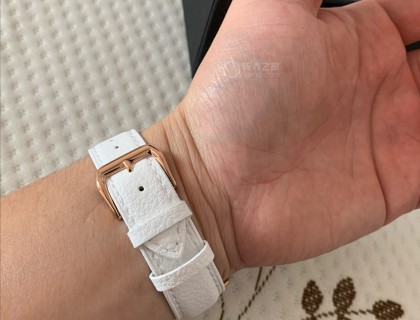 表扣也精致。