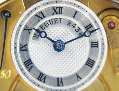 表盘，37表盘的时间显示有点小，一眼看不清时间，不过，现在社会手表跟多的是男人的装饰品吧
