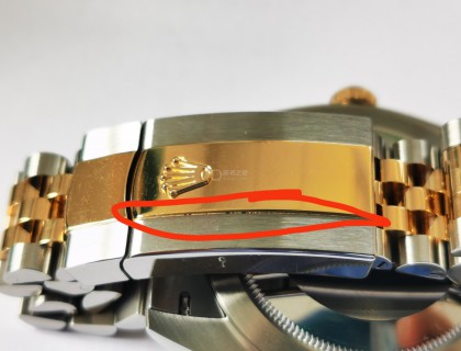 本侧黄金和钢结合部位明显漏焊，有间隙。红色圈起来的部位。