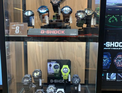 时间廊展示的G-shock各种型号，大多数以户外橡胶表壳表带为主，价格从2000多到8000多港币。