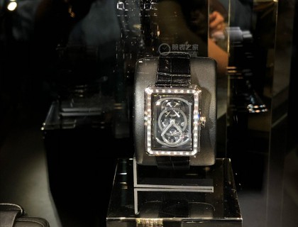 这块据说是香奈儿第一款自产机芯腕表，也非常好看