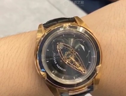 试戴的玫瑰金款