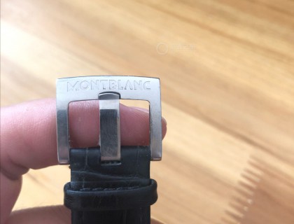 老板说表带不是原装的，但这个扣是原装的，因为不管多好的皮表带寿命都比较短。