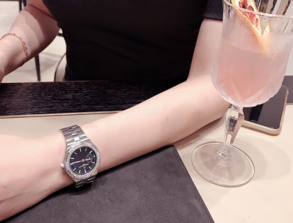 专卖店冰冰美女拍的，手拍得真白，哈哈哈