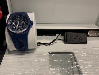 开箱把表拿出来的第一张照片