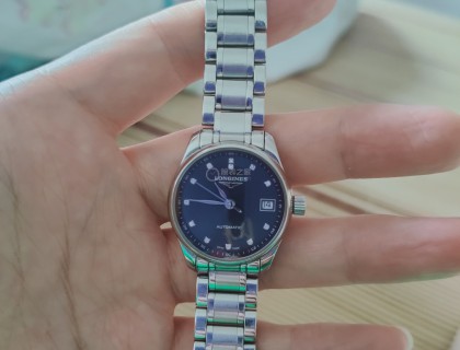 去年给妈妈买过一块浪琴的手表 好像是前年的新款了 也是蓝色表盘  还不错  相对比较成熟