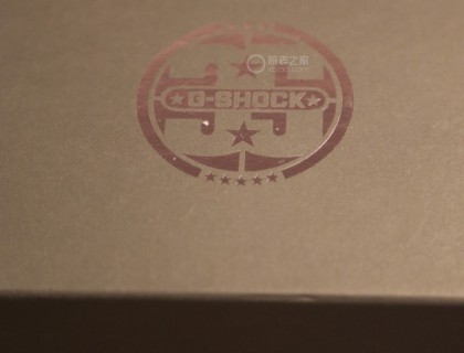 黑色的外包装盒质感不错，印有35周年纪念Logo