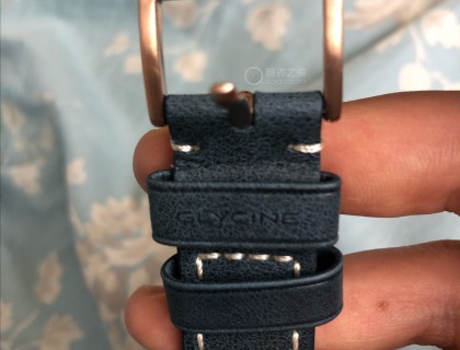 表扣是不锈钢的，镀的颜色，不过做了拉丝处理，很精致，皮带是做旧风格的牛皮，手感一级棒。