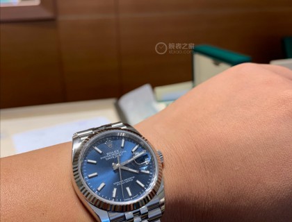 店里试戴，可能自己戴运动表习惯了，刚一上手感觉表盘有点小