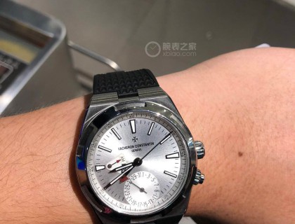 白色的盘面 在灯光下呈现出不同光泽