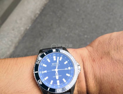 亮闪闪的陶瓷圈。已经更换了胶表带，表耳宽度22MM。