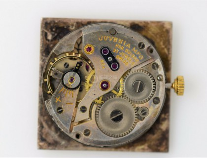 很简洁的一只手表，不知道表友们觉得怎样，1960年出品，超薄型，手卷42小时，604自产机芯。特色是牌标在6点部分。