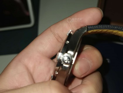 手机拍不清。