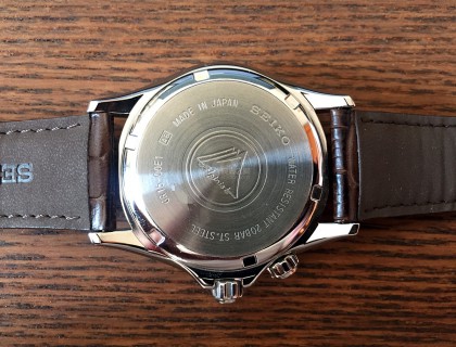 Sarb017的表背刻有登山家的家族标志，200米的防水保护配以6R15可靠的精工中端机芯，非常具有实用性。