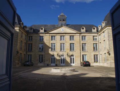 Université de Poitiers  普瓦提埃大学创办于1431年，是欧洲最古老的大学之一。数学家约阿希姆·杜·贝莱、作家巴尔扎克、文豪弗朗索瓦·拉伯雷、哲学家和数学家勒内·笛卡尔和居里夫人等曾在此学习。