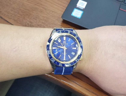 大爱的就是这个蓝色蓝宝石圈和黄金的搭配，光线下反射很夺目。
