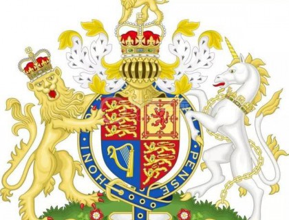 英国王室徽章中央是一个巨大的盾牌，两块红色三狮代表英格兰，红色站立狮子代表苏格兰，金色风琴代表北爱尔兰。盾牌上方是爱德华王冠，下方就是是[b]都铎红白玫瑰[/b]。两侧则是守护兽金狮子和独角兽。